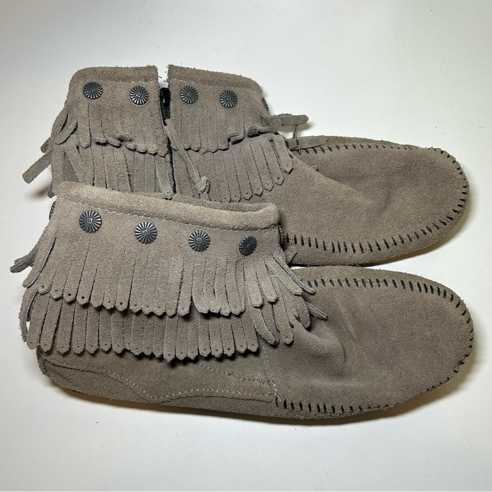 Minnetonka Double Fringe Women’s 9.5 Side Zip Boot Moccasin Taupe Suede 691T - Picture 16 of 16